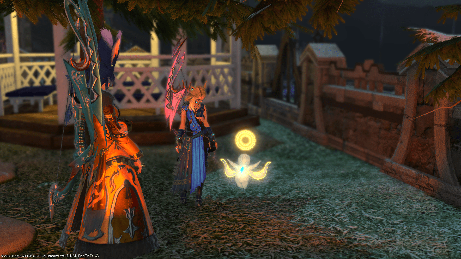 Aikirees and I looking at the Hydaelyn Idol Minion.
